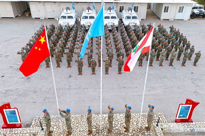 1月1日，中國(guó)第22批赴黎巴嫩維和官兵們舉行升旗儀式。胡光明攝