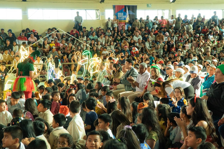 捐贈(zèng)儀式在埃爾查科市中心的體育館舉行。中國(guó)電建厄瓜多爾代表處提供圖