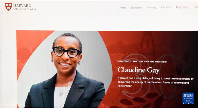 美國媒體1月2日報道，哈佛大學(xué)校長蓋伊宣布辭職。這是1月2日拍攝的有蓋伊照片的哈佛大學(xué)官網(wǎng)校長辦公室頁面。新華社記者李睿 攝