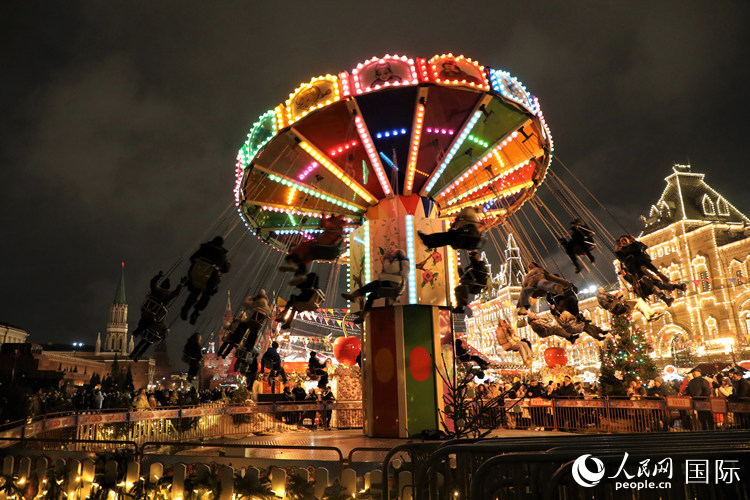 位于莫斯科紅場中央的“古姆”新年集市。人民網(wǎng)記者 隋鑫攝