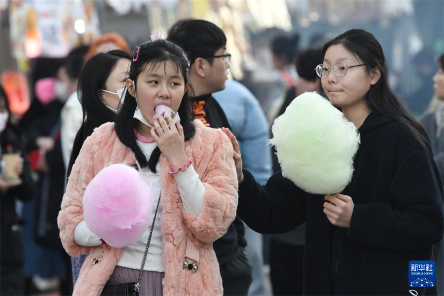 1月5日，在日本名古屋市第18屆“名古屋中國春節(jié)祭”上，游客品嘗棉花糖。新華社記者 岳晨星 攝