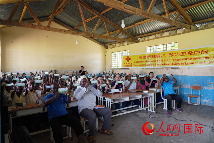 中國專家組走進姆坦噶尼小學開展血吸蟲病防治健康教育。人民網(wǎng)記者 黃煒鑫攝