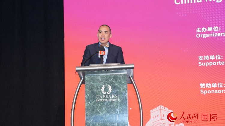 內(nèi)華達(dá)州副州長(zhǎng)辦公室幕僚長(zhǎng)魯?shù)稀づ撩鲌D安在論壇致辭。人民網(wǎng)記者 鄧圩攝