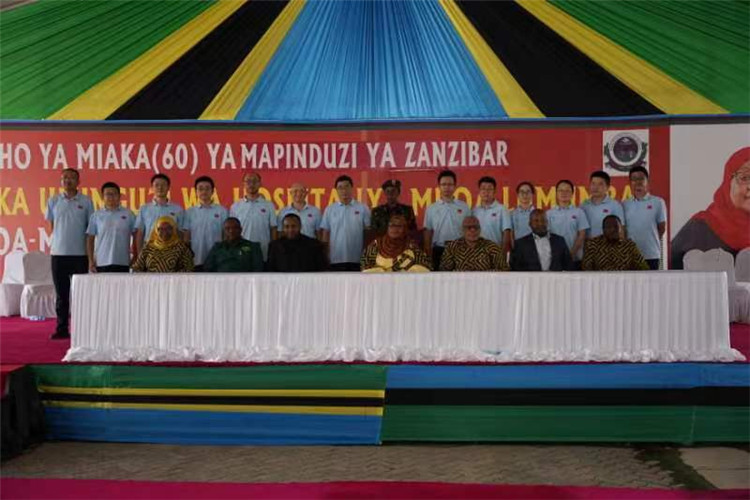 坦桑尼亞政要與中國醫(yī)療隊(duì)合影。中國（江蘇）第33期援桑給巴爾醫(yī)療隊(duì)供圖