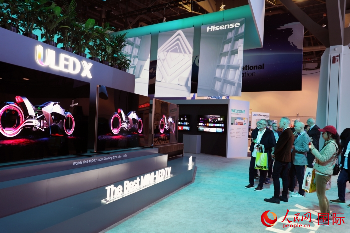 海信在此次展會上推出ULED X系列電視110UX，是全球首臺4萬+分區(qū)MiniLED電視，斬獲2024年美國消費電子展創(chuàng)新獎。人民網(wǎng)記者 李志偉攝