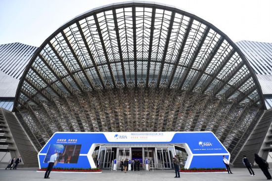 2023年10月30日，參會(huì)嘉賓步入長(zhǎng)沙國(guó)際會(huì)議中心。當(dāng)日，以“全球發(fā)展 共享安全”為主題的博鰲亞洲論壇全球經(jīng)濟(jì)發(fā)展與安全論壇第二屆大會(huì)在湖南長(zhǎng)沙開(kāi)幕。新華社記者 陳振海 攝