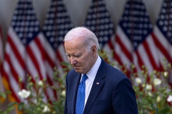 2023年4月24日，美國總統(tǒng)拜登在首都華盛頓白宮出席活動(dòng)。新華社發(fā)（亞倫攝）