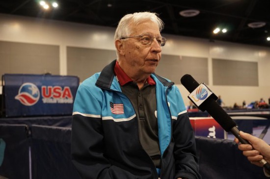 2023年12月16日，中美“乒乓外交”親歷者戴爾·斯威里斯在2023年美國(guó)乒乓球公開(kāi)賽老年組比賽間隙接受新華社記者專(zhuān)訪(fǎng)。