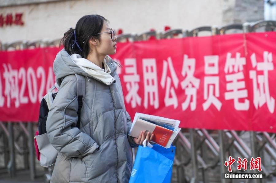 2023年11月26日，山西省太原市，考生步入考場。當(dāng)日，中央機(jī)關(guān)及其直屬機(jī)構(gòu)2024年度考試錄用公務(wù)員公共科目筆試舉行。<a target='_blank' href='/'><p  align=