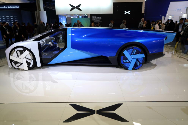 1月11日，人們?cè)诿绹?guó)拉斯維加斯消費(fèi)電子展小鵬公司展臺(tái)觀看電動(dòng)飛行汽車Aeroht。新華社記者吳曉凌攝