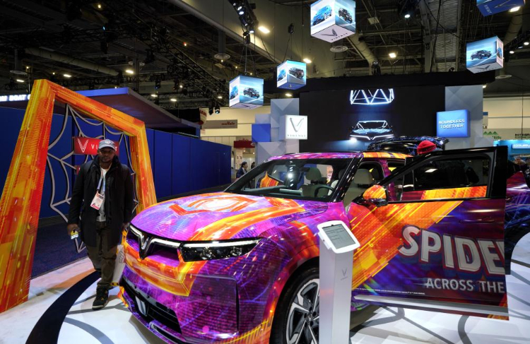 1月11日，人們?cè)诿绹?guó)拉斯維加斯消費(fèi)電子展越南電動(dòng)汽車制造商VinFast展臺(tái)參觀。新華社記者吳曉凌攝