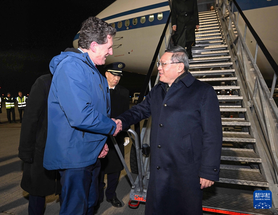 當?shù)貢r間1月16日晚，應愛爾蘭總理瓦拉德卡邀請，國務院總理李強乘包機抵達都柏林國際機場，開始對愛爾蘭進行正式訪問。愛爾蘭環(huán)境、氣候與通訊部長兼交通部長瑞安等到機場迎接。新華社記者 饒愛民 攝