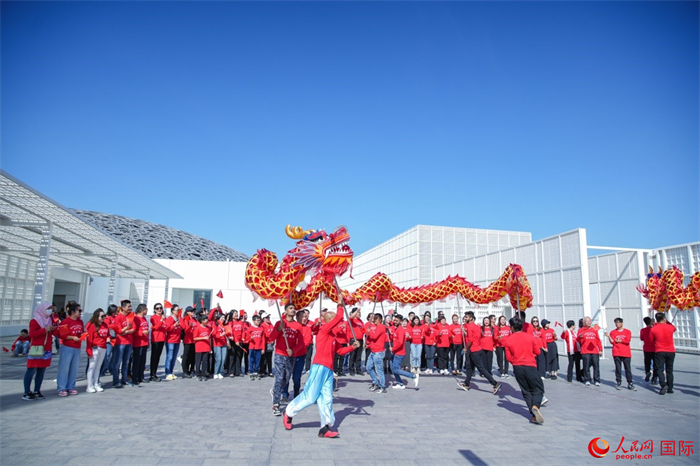 舞龍表演。人民網(wǎng) 塔里克·易卜拉欣攝