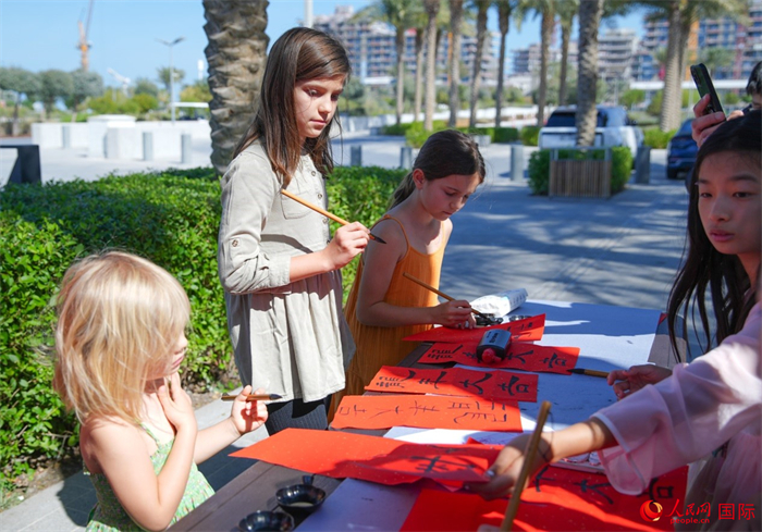 小朋友體驗書法創(chuàng)作。人民網(wǎng) 塔里克·易卜拉欣攝