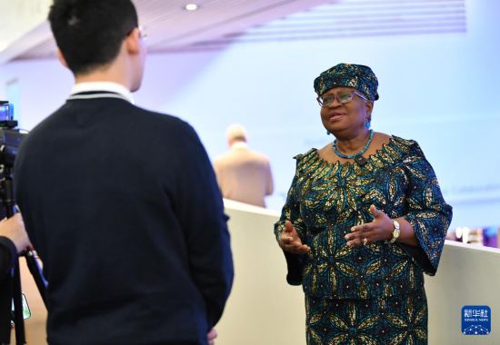 1月18日，世界貿(mào)易組織總干事伊維拉在瑞士達(dá)沃斯舉行的世界經(jīng)濟(jì)論壇2024年年會(huì)期間接受新華社記者專訪。新華社記者 連漪 攝