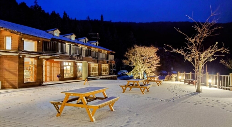 位在宜蘭縣內(nèi)的太平山森林游樂區(qū)23日凌晨開始下雪，園區(qū)翠峰山屋前一片雪白。圖片來源：臺(tái)灣“中央社”。