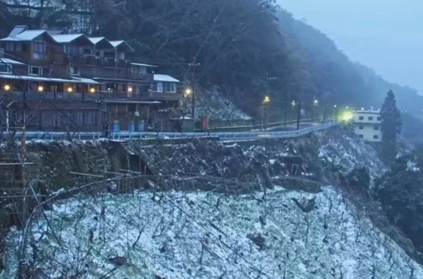 桃園市觀光旅游局22日新啟用的“上巴陵實(shí)時(shí)影像”的鏡頭下，現(xiàn)場呈現(xiàn)雪景。圖片來源：桃園市觀光旅游局。