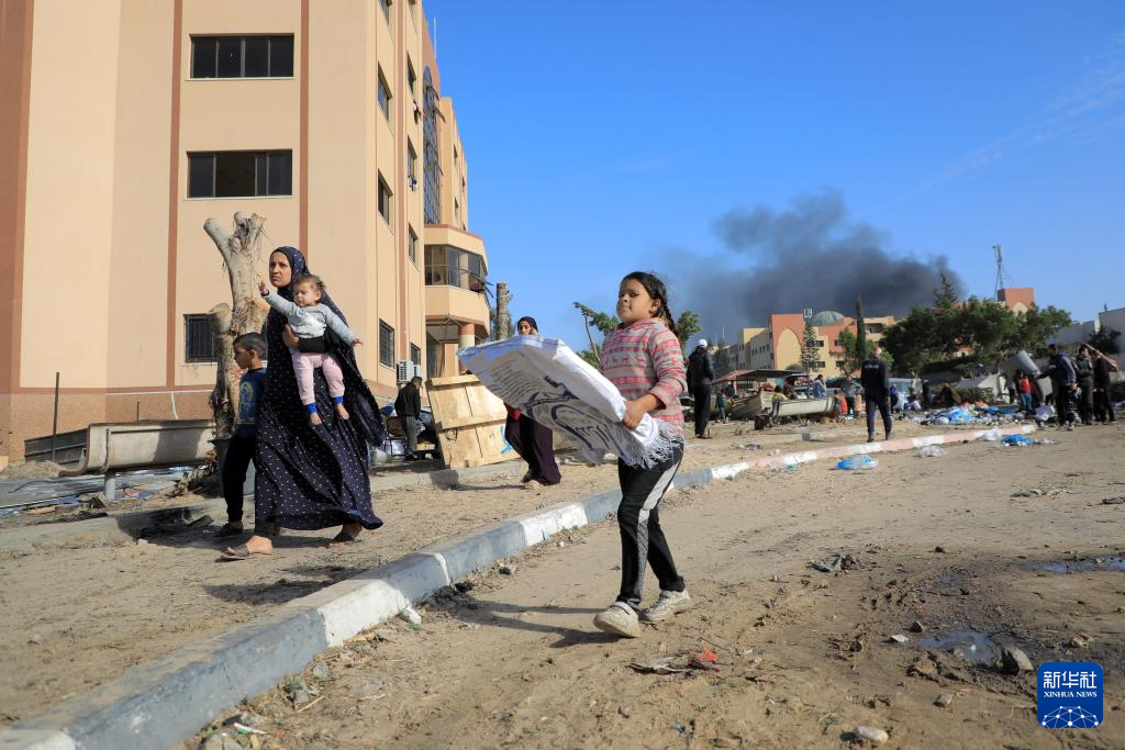 1月22日，加沙地帶南部城市汗尤尼斯遭到以軍攻擊后升起濃煙。新華社發(fā)（里澤克·阿卜杜勒賈瓦德攝）