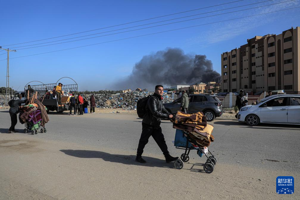 1月22日，在加沙地帶南部城市汗尤尼斯，人們逃離家園。新華社發(fā)（里澤克·阿卜杜勒賈瓦德攝）