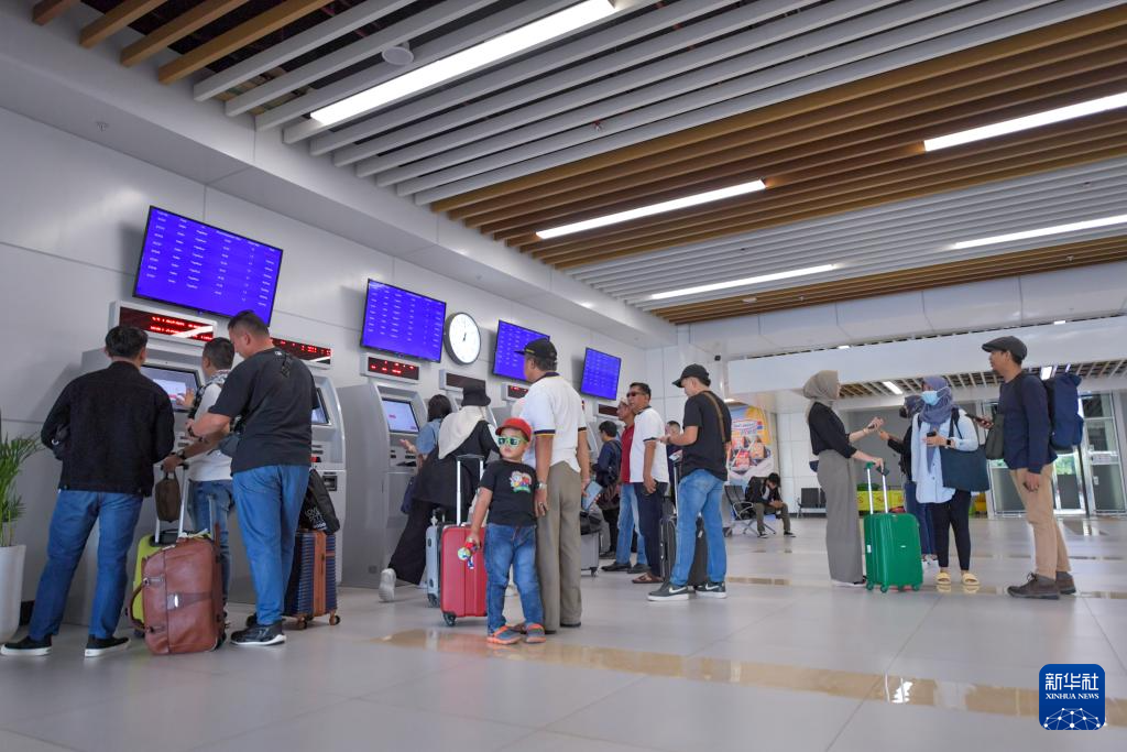 1月24日，在印度尼西亞雅加達哈利姆站，乘客使用自助取票機。新華社記者 徐欽 攝