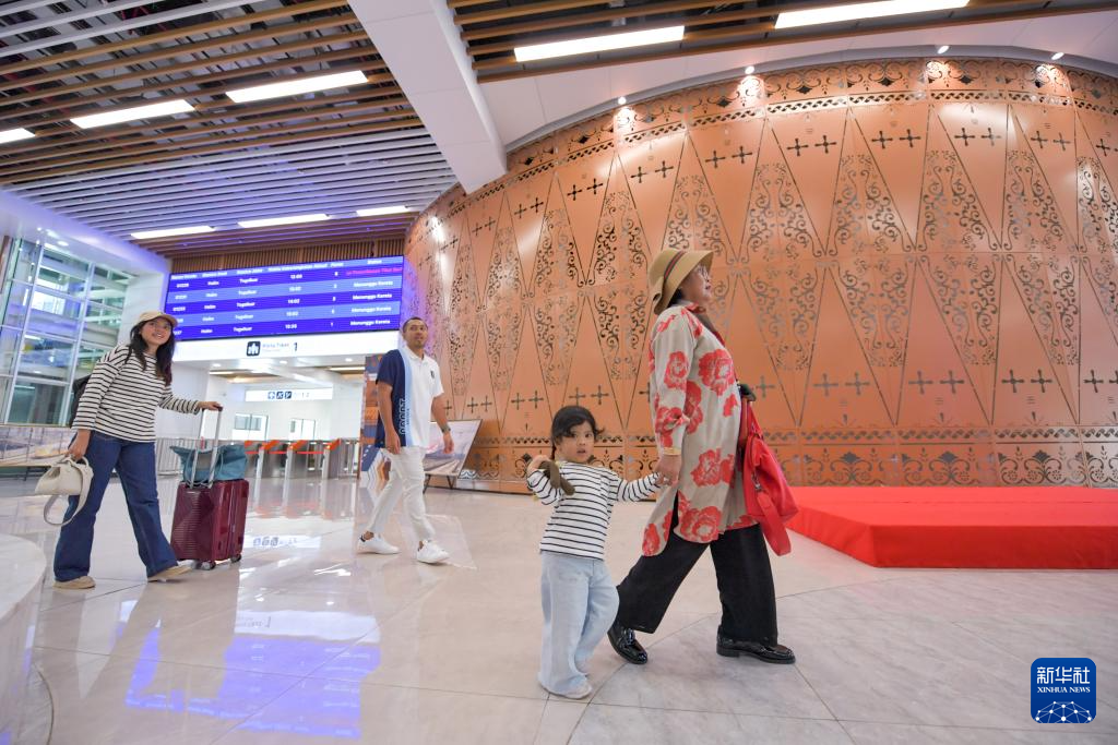 1月24日，在印度尼西亞雅加達哈利姆站，乘客在候車大廳內(nèi)行走。新華社記者 徐欽 攝