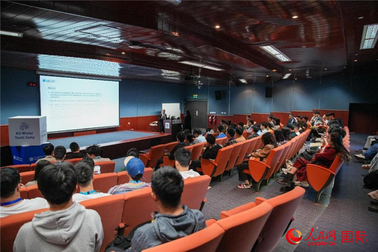 圖為23日，中國學生在聽取講座。人民網塔里克·易卜拉欣攝