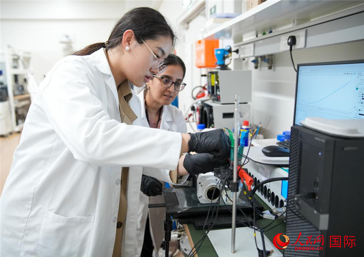 中國學生（左一）在嘗試操作電解水實驗。人民網塔里克·易卜拉欣攝