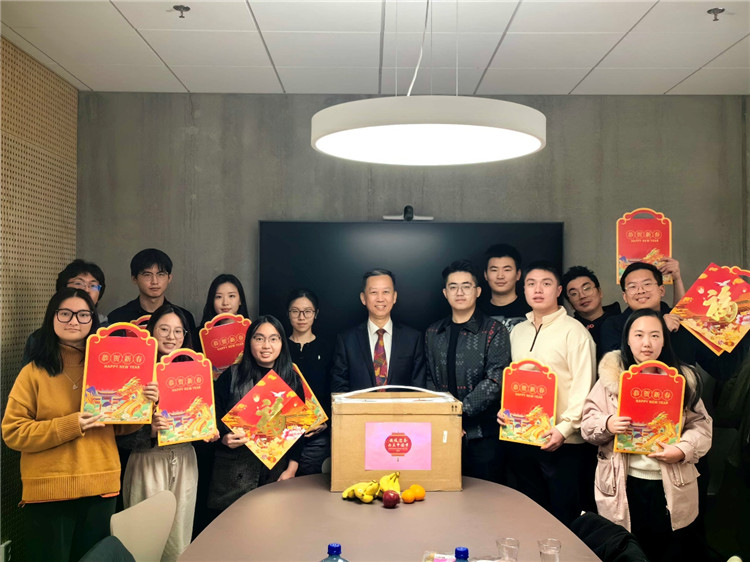 中國駐瑞典大使崔愛民看望慰問瑞典隆德大學(xué)中國留學(xué)生。中國駐瑞典大使館供圖