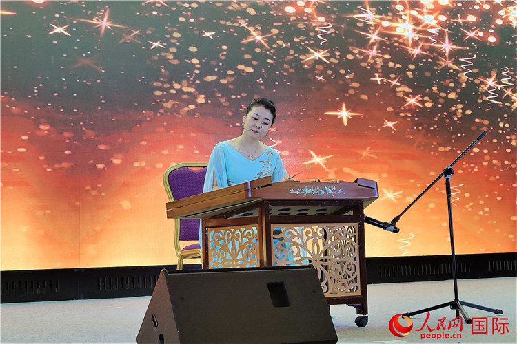 揚(yáng)琴演奏家劉艮演奏《夢中的婚禮》。人民網(wǎng)記者 于宏建攝