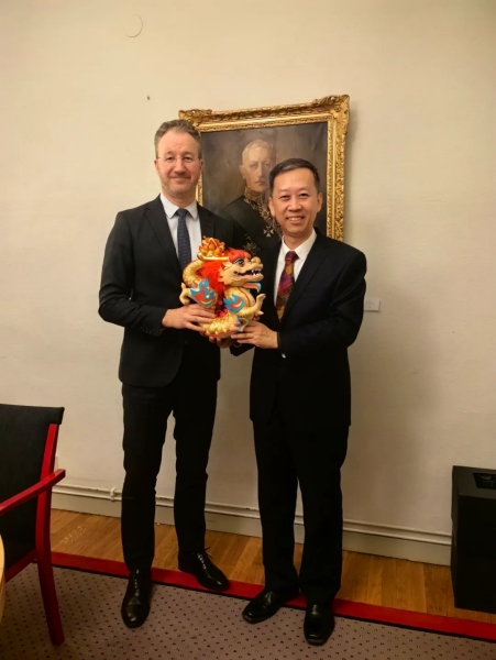 中國駐瑞典大使崔愛民（右）會見瑞典外交部外貿(mào)總司長嚴波（左）。中國駐瑞典大使館供圖