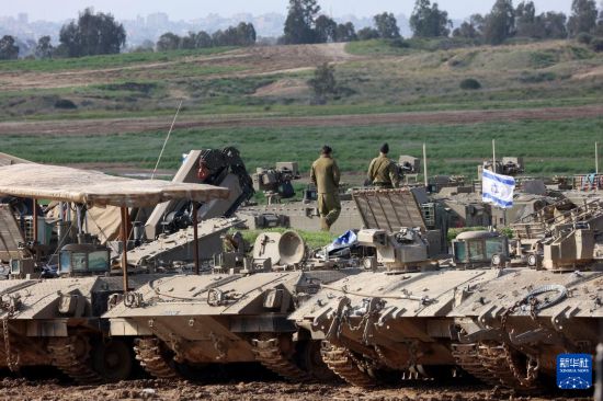 這是1月24日拍攝的加沙邊境以色列一側(cè)的以軍部隊(duì)。新華社發(fā)（吉爾·科恩·馬根攝）