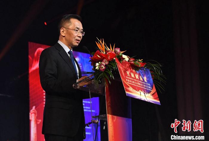 當(dāng)?shù)貢r(shí)間1月16日晚，以“共同向未來(lái)”為題的慶祝中法建交60周年大型文藝晚會(huì)在巴黎舉辦。中國(guó)駐法國(guó)大使盧沙野出席晚會(huì)并致辭。 <a target='_blank' href='/' _fcksavedurl='/'><p  align=