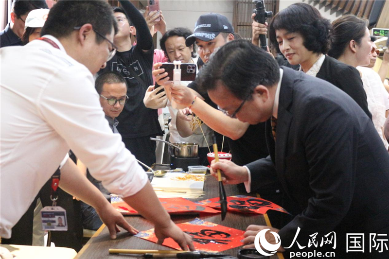 中國駐菲律賓大使黃溪連出席活動并與留菲學子共迎新春。人民網(wǎng)記者樊帆 攝