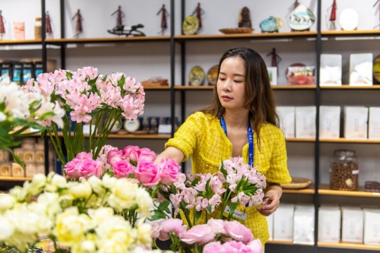 2023年7月1日，在位于湖南省長沙市的湖南高橋大市場，中非經(jīng)貿(mào)博覽會常設(shè)展館展區(qū)肯尼亞館工作人員在整理產(chǎn)自非洲的鮮花。新華社記者 陳思汗 攝