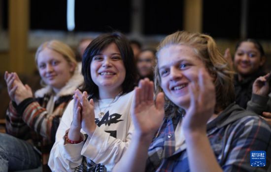 1月30日，在美國(guó)華盛頓州塔科馬市林肯中學(xué)，將于3月啟程赴華交流的林肯中學(xué)12年級(jí)學(xué)生蒙特塞拉特·羅梅羅-羅查（中）參加美國(guó)中學(xué)生赴華交流歡送儀式。新華社記者 吳曉凌 攝