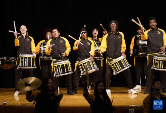 1月30日，在美國(guó)華盛頓州塔科馬市林肯中學(xué)，學(xué)校鼓樂(lè)隊(duì)在美國(guó)中學(xué)生赴華交流歡送儀式上表演。新華社記者 吳曉凌 攝