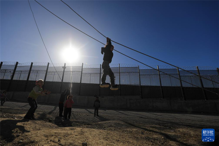 1月31日，在加沙地帶南部城市拉法同埃及邊境地區(qū)，巴勒斯坦兒童在玩耍。新華社發(fā)（亞西爾·庫迪攝）