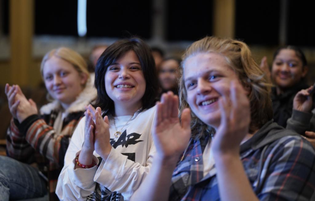 1月30日，在美國(guó)華盛頓州塔科馬市林肯中學(xué)，將于3月啟程赴華交流的林肯中學(xué)12年級(jí)學(xué)生蒙特塞拉特·羅梅羅-羅查（中）參加美國(guó)中學(xué)生赴華交流歡送儀式。新華社記者 吳曉凌 攝