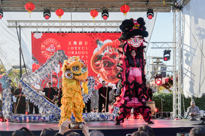 中國駐希臘大使館大使肖軍正與希方嘉賓為舞龍點睛。     希臘小朋友進行舞龍舞獅表演?！吨邢r報》供圖