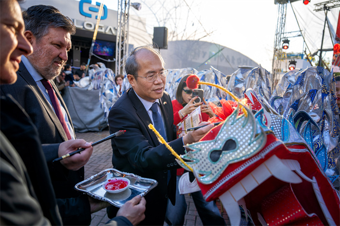 中國駐希臘大使館大使肖軍正與希方嘉賓為舞龍點睛?！吨邢r報》供圖