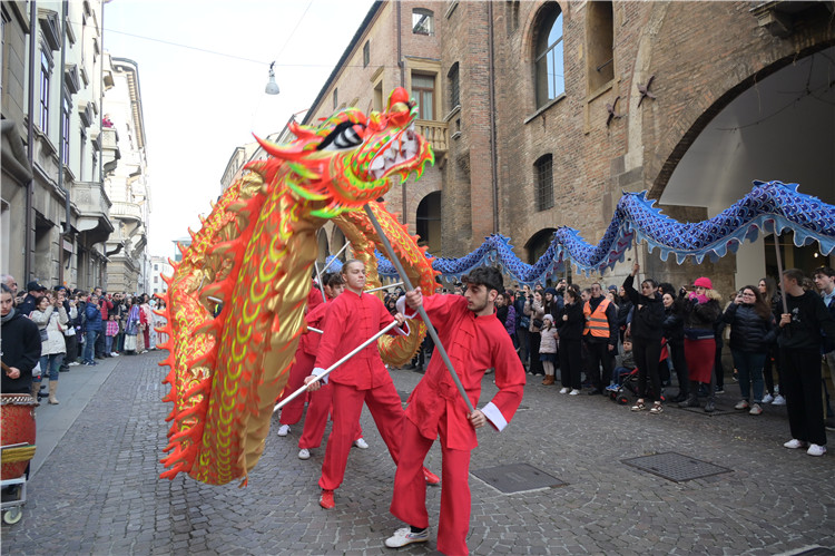 當(dāng)?shù)匚湫g(shù)學(xué)院進行舞龍表演。張錫琪攝