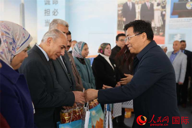 中建埃及分公司董事長常偉才為埃及師生發(fā)放新年禮包。人民網(wǎng)記者 黃培昭攝