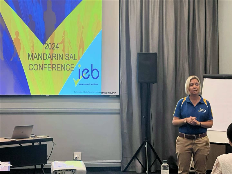 羅賓·莫瓦特女士對2023年“南非漢語高考”情況進(jìn)行數(shù)據(jù)分析總結(jié)。（圖片來源：南非中國文化和國際教育交流中心孔子課堂）