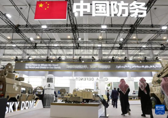 2月5日，在沙特阿拉伯利雅得，人們在中國展區(qū)參觀。新華社記者 王東震 攝