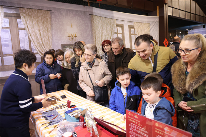 2024年“歡樂(lè)春節(jié)”《閩南風(fēng)情》文藝演出和泉州非物質(zhì)文化遺產(chǎn)展演2月6日在塞爾維亞斯梅代雷沃文化中心舉行。圖為當(dāng)?shù)孛癖婓w驗(yàn)中國(guó)非遺手工藝。 貝爾格萊德中國(guó)文化中心供圖