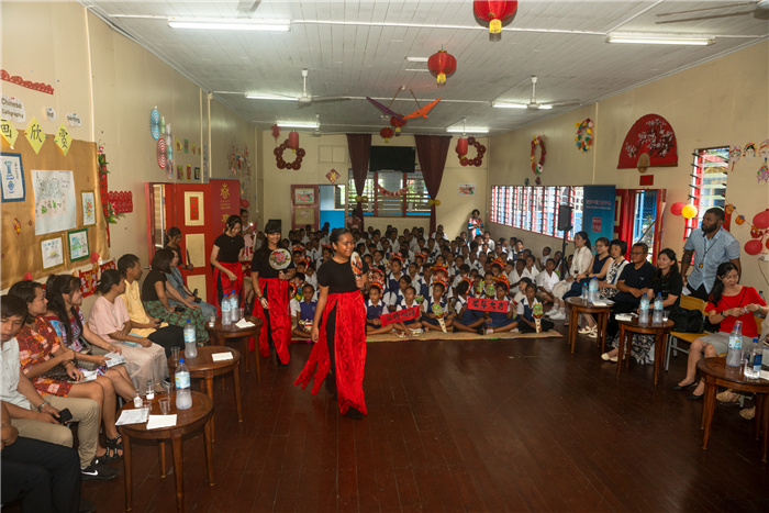 中華學校學生表演扇子舞。