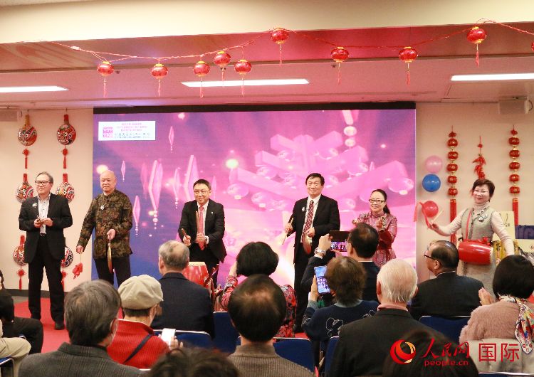 打擊樂(lè)合奏《春節(jié)序曲》。人民網(wǎng) 許可攝