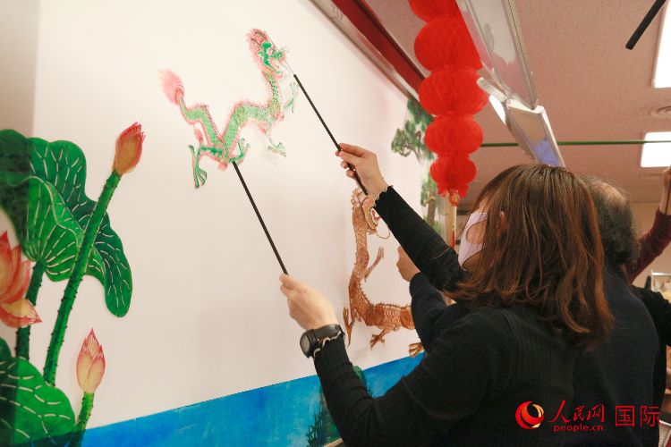 皮影戲表演。人民網(wǎng) 許可攝