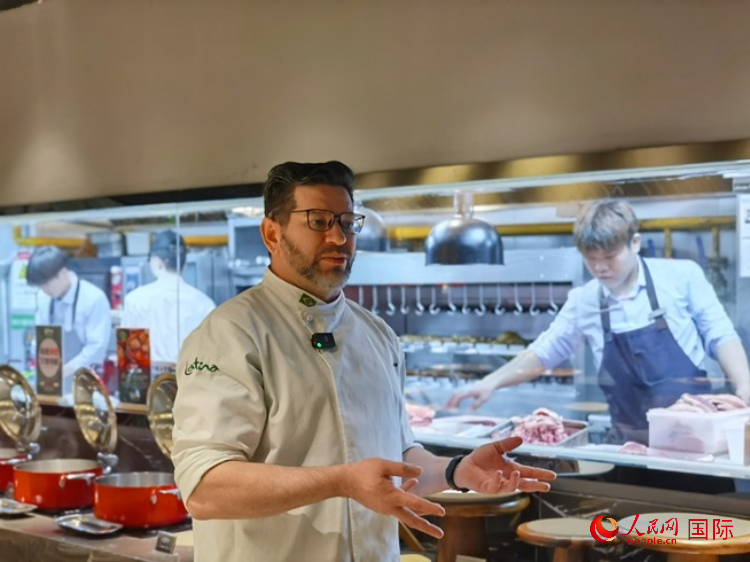巴西主廚路易斯。人民網(wǎng)記者 魯揚(yáng)攝