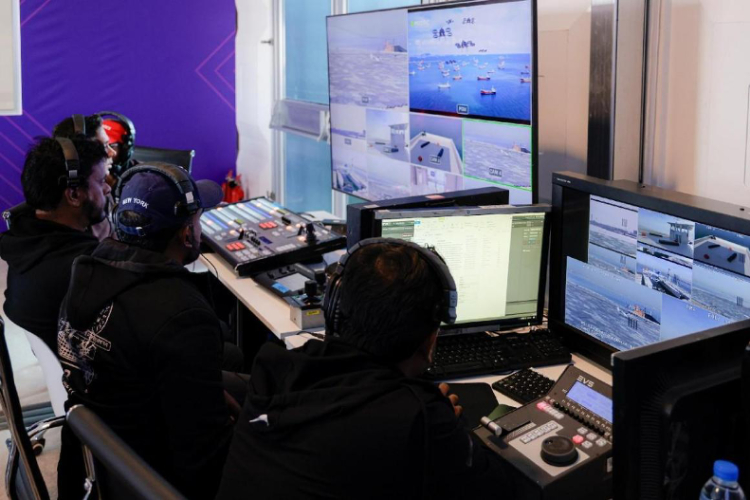 工作人員在監(jiān)控比賽。主辦方供圖